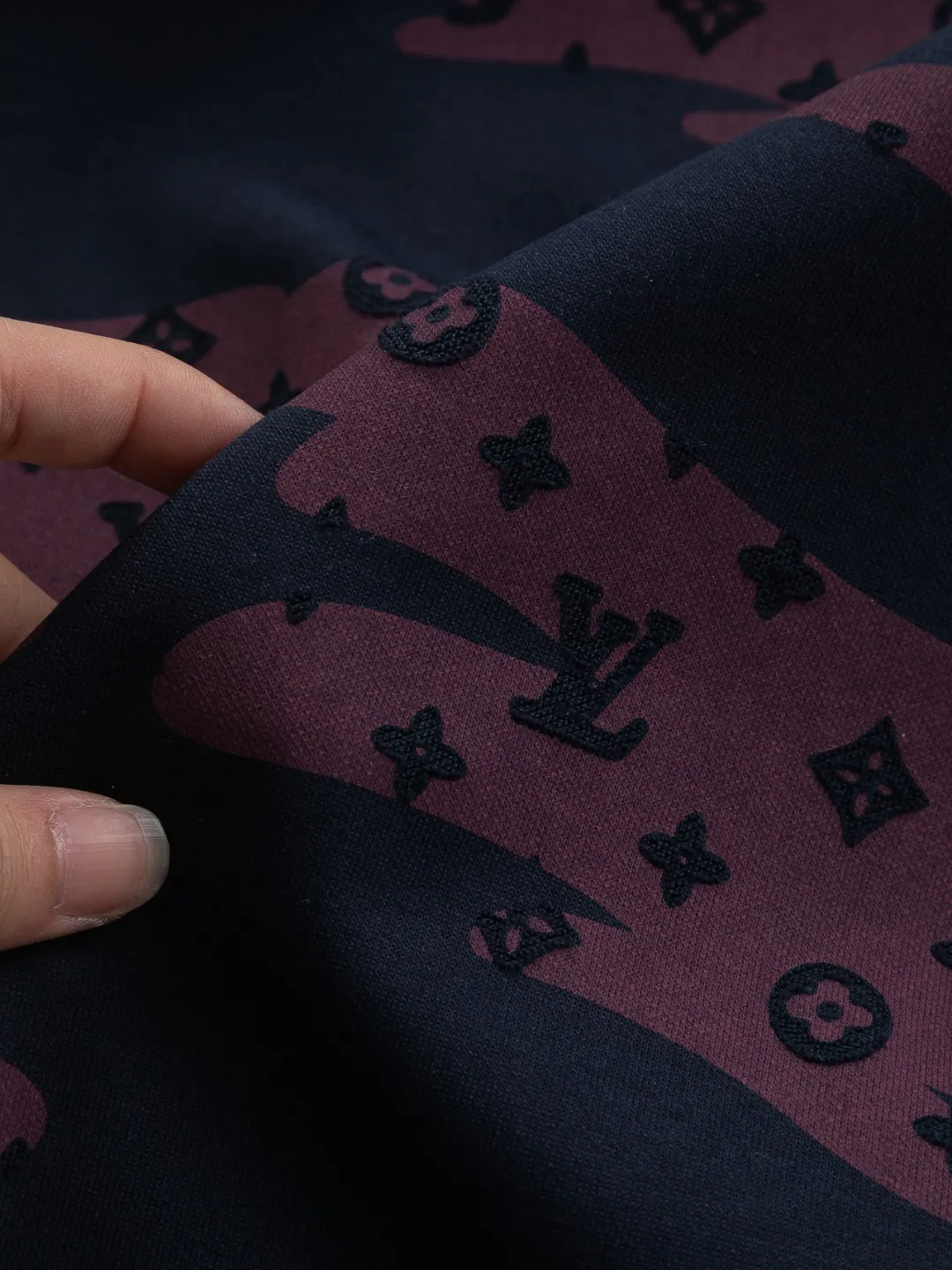 🅿️210 Louis Vuitton 1V LV micro-wide version S-XL LV 26ss new product counters are on the shelves at the same time. Multiple craftsmanship, composite fabrics, all-over cutting🔥Fire flower clouds☁️letter logo🪡 embroidery, round neck short-sleeved T-shirt, same style for men and women! Consigned to one-to-one creation. Synchronized with the official website, pure cotton fabrics at the counter! It is close to the skin and comfortable, durable and easy to wear. It has a classic and simple logo design and meticulous original craftsmanship. Short-sleeves, a must-have item for men, do not appear to be the same for the general public, but must be unique and eye-catching. This LV short-sleeve is all about quality, comfort, the same shape and fashion as always, including fabrics and cutting techniques. All of them have been made with great effort! 320 grams of washed pure cotton fabric, pure cotton is breathable, very refreshing and comfortable for daily wear. The rib knitting on the neckline is smooth and tight, and the neckline will not be skewed if you toss it at will. The loose version, you will find that it looks really good on the upper body. The overall is minimalist and neat, super versatile for daily use! Pair it casually with a pair of pants for a youthful look. A T-shirt will make your outfit crazy. It is a fashionable item that can never go wrong! Color: Black White Gray Purple Size: S-XL Size chart: S: Shoulder width 50-Bust 56-Length 70 M: Shoulder width 52-Bust 57-Length 72 L: Shoulder width 54-Bust 59-Length 74 XL: Shoulder width 56-Bust 62-Length 76